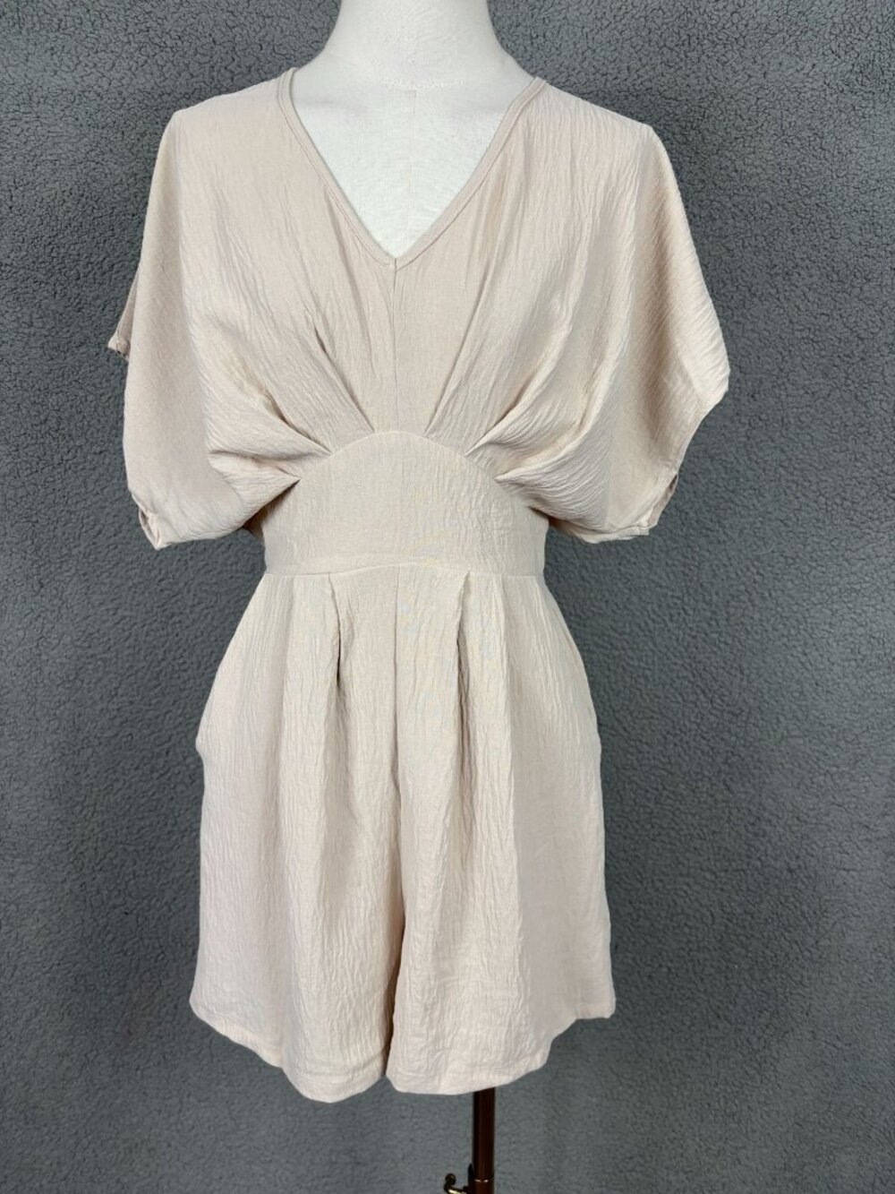 Cupshe Women's Beige V-Neck Elastic Waist Romper S Short Sleeves New With Tag's